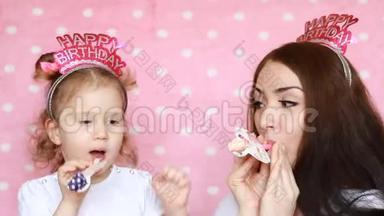 家庭幸福-母女庆祝生日，吹角。 节日、聚会、生日的概念