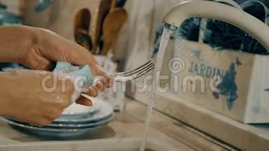 女人正在厨房里用肥皂清洗一个人。 带有侧面摄像机运动的特写镜头