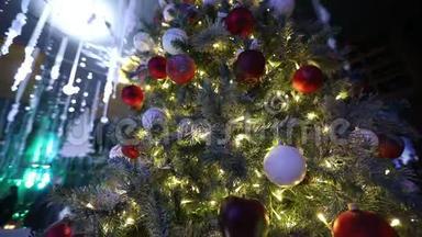 圣诞<strong>树上</strong>有装饰品，圣诞<strong>树上</strong>挂着红苹果，圣诞<strong>树上</strong>有许多装饰品