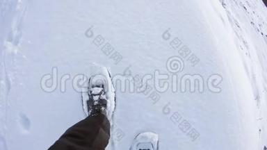 头顶的POV男子徒步旅行和步行与雪鞋户外白色雪道在山野<strong>野地</strong>在冬季。 细节