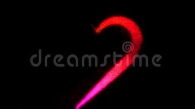 红粉色的心形出现在一个黑色的烘焙场上的小颗粒，<strong>星星</strong>在<strong>周</strong>围旋转