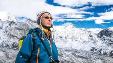 登山后穿蓝色夹克休息的年轻人的肖像