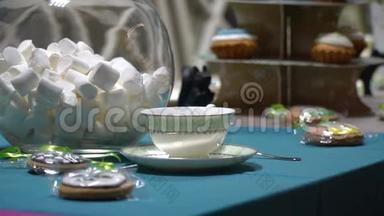 一张有甜点的桌子和一套小玩具旁边的茶具