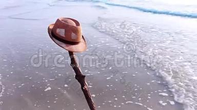 海滩上戴着棕色帽子的沙滩景色。 海浪<strong>拍打</strong>后<strong>海水</strong>涌到海滩上。