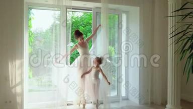 芭蕾舞老师和女学生在窗口跳舞。 美丽的芭蕾舞演员在白色芭蕾舞学校跳舞