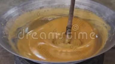 椰子糖生产.. 真正的椰子糖是由椰子花的花蜜在热过程中搅拌，直到凝结。