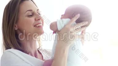 一位快乐的<strong>母亲</strong>抱着一个两周大的婴儿在怀里。 快乐的<strong>母亲</strong>。 <strong>母亲</strong>节