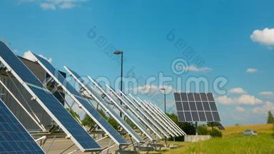 <strong>现代企业</strong>附近的太阳能电池板，延时