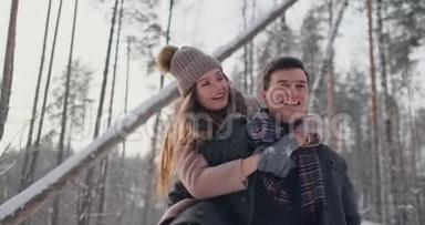 快乐夫妻在外面玩冬季游戏，享受阳光和温暖的冬季天气在山区。 强壮的男孩