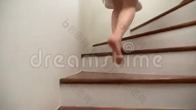 特写镜头。 女腿上升到木梯的顶端.. 穿着睡衣的女人走上台阶