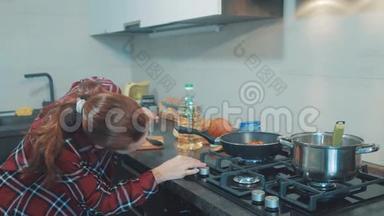 女孩在锅里炒胡萝卜。 女人在<strong>家里</strong>的厨房做饭做<strong>烤</strong>。 年轻女子加胡萝卜的肖像