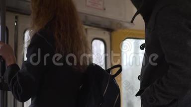 小偷在电车或公共汽车上从女人手提包`偷电话