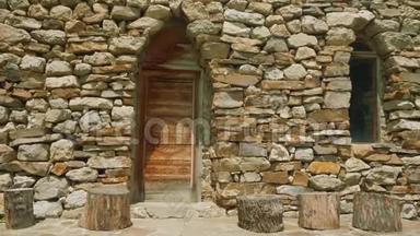旧房子的木门，用歌声讲述宗族与其他宗族的联盟