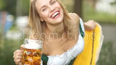 一个身穿巴伐利亚国服、手里拿着一杯德国啤酒的女服务员行了个屈膝礼，<strong>鞠躬</strong>，开心地笑了