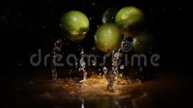 新鲜的柑橘类水果，石灰，在光<strong>线下</strong>落在水面，液体飞溅，液滴缓慢运动