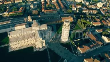 傍晚鸟瞰著名的<strong>比萨斜塔</strong>和大教堂.. 意大利托斯卡纳