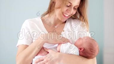 一个新生婴儿在母亲`怀里。 妈妈和她的孩子。 母亲节。 慢动作的产妇.. 家庭观念。 慢慢