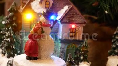 迷你圣诞装饰的房子与舞蹈娃娃和雪人。