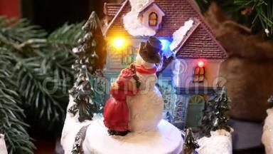 迷你圣诞装饰的<strong>房子</strong>与舞蹈娃娃和<strong>雪人</strong>。