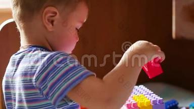 幼儿在构造函数中玩.. 儿童设计师`游戏。 彩色立方体。