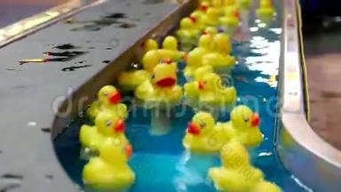 黄鸭在水中漂浮的运动