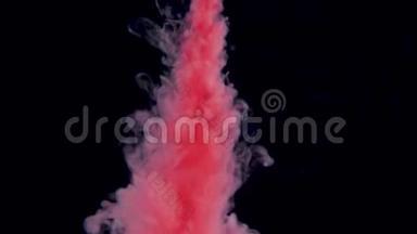 真正的红色油漆滴在水里。 墨水在水下旋转。 黑色背景上孤立的墨迹碰撞云