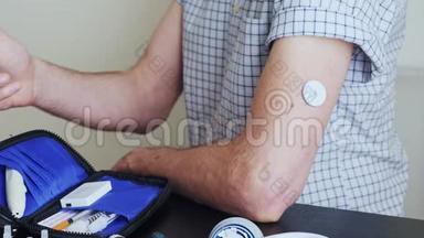 一名男子用无创血糖仪测量血糖水平