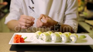 厨师`厨师用寿司装饰盘子