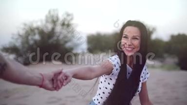 浪漫的概念，年轻的夫妻，双手赤脚在沙滩上奔跑，女人牵着<strong>爱人</strong>的手，向前奔跑