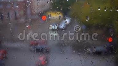 雨天和<strong><strong>滚滚</strong></strong>的水滴，从窗户看到