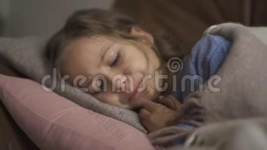 生病的年轻白种人女孩在家里躺在毯子下咳嗽。 这孩子<strong>发烧</strong>了。 健康、疾病概念