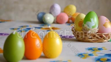 用复活节彩蛋做成的蜡烛。 绿色，橙色，黄色。 复活节彩蛋蜡烛和彩色复活节彩蛋