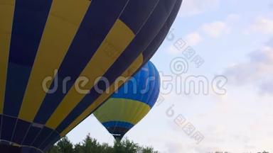 美丽的景色彩色热气球飞过树木，飞机