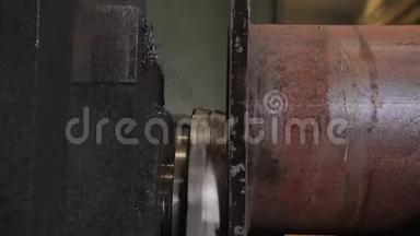金属加工和机器制造过程。 精密铣削加工。 旋转速度快。