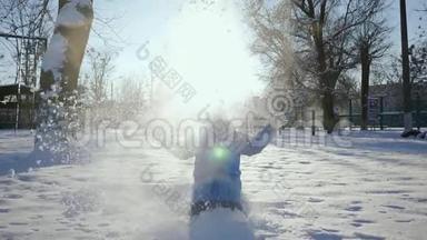 在雪中玩耍的无忧无虑的男孩。儿童寒假慢动作游戏。冬季风雪游戏