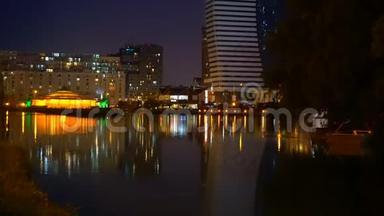 夜城的水上咖啡馆，五彩缤纷的灯光