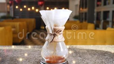 现代手工煮咖啡。 咖啡师用咖啡机冲泡咖啡。 把从滤纸机里掉下来的咖啡滴紧