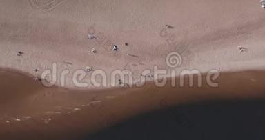 俄罗斯圣彼得堡沙滩空中拍摄。 人们休息区域，夏季波罗的海