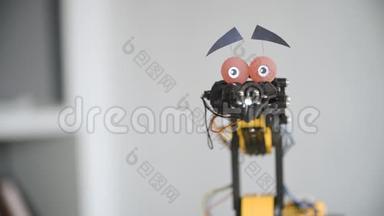 有趣的机器人是摇头说不。 智能机械手实验。 仿脸工业机器人模型