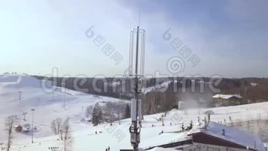 在冬<strong>季</strong>滑雪场有移动波天线的高塔。 无人机视图<strong>手机</strong>通信中继器天线
