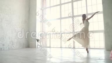 <strong>芭蕾舞</strong>演员穿着白色的浅色连衣裙跳舞。 穿尖角鞋的<strong>芭蕾舞</strong>演员。 放松和优雅。 慢<strong>动作</strong>