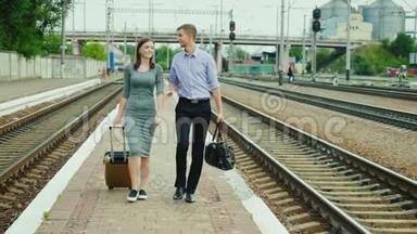 两个带行李的商人沿着铁路走. <strong>商务旅行</strong>伙伴