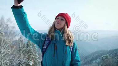 年轻女孩游客在冬天在智能手机上做照片自拍。 使用智能手机旅行的快乐旅游女孩