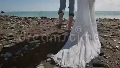 海滩<strong>上新</strong>婚夫妇的脚像