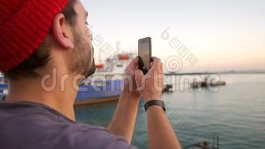 乘渡船的年轻人用手机拍摄大海和船只的全景照片。 高清慢速运动。 克里米亚，俄罗斯。
