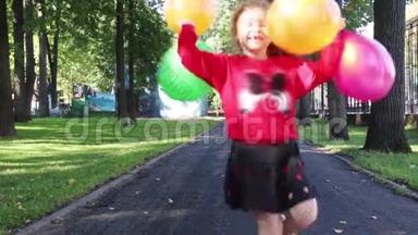 穿裙子的快乐<strong>小女孩</strong>带着气球<strong>奔跑</strong>跳跃