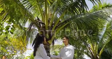 情侣站在棕榈树下<strong>亲吻</strong>热带花园，欢乐<strong>男女</strong>户外