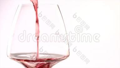 红酒倒在杯子里，白色背景下缓慢运动