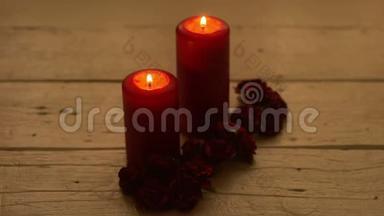 白色木桌上放着玫瑰红色蜡烛