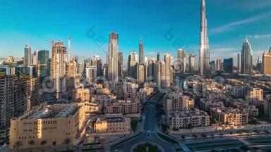迪拜市中心的天际线在日出期间随着<strong>哈利</strong>法塔和其他塔的时间推移，从迪拜的顶部俯瞰全景